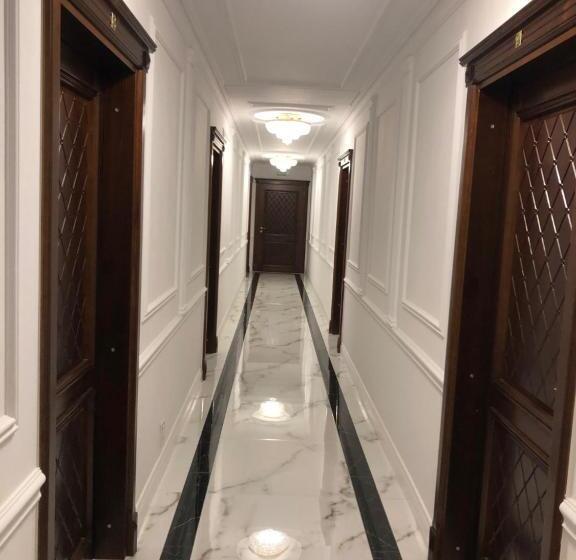 Standard Trippelrum, Dworek Kurowski