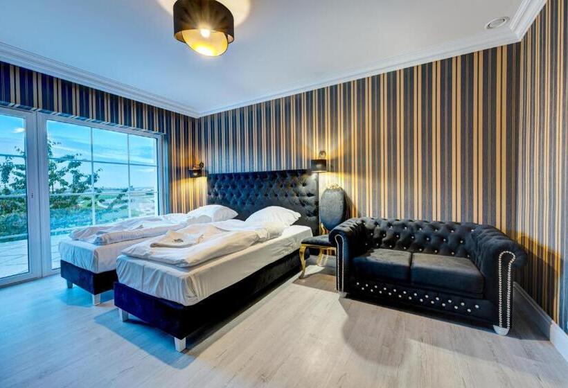 Deluxe Trippelrum, Dworek Kurowski