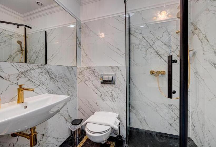 Deluxe Trippelrum, Dworek Kurowski