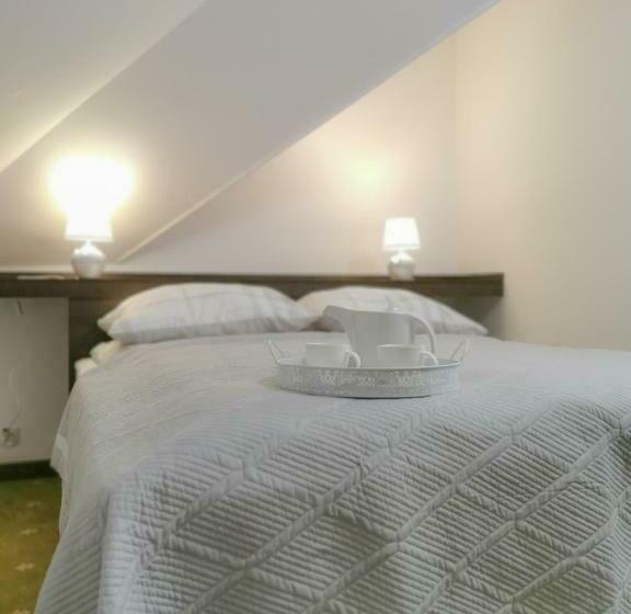 标准三人间, Miodowe Siedlisko