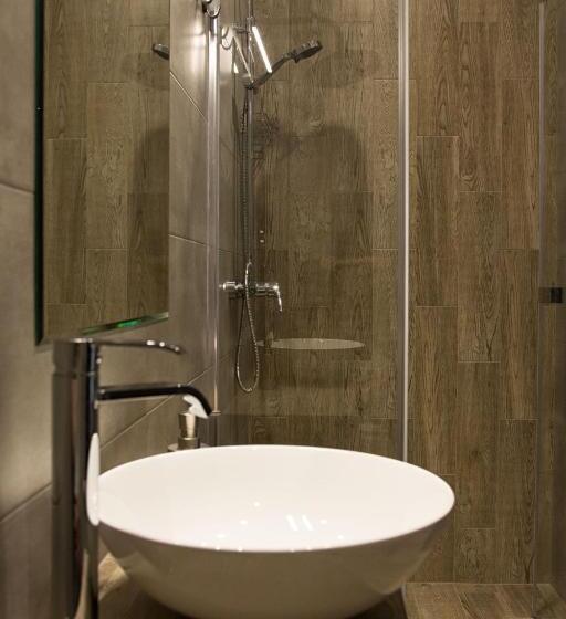 园景标准四人间, Barwald Hills