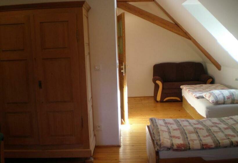 חדר דלוקס לארבעה, Iwenica