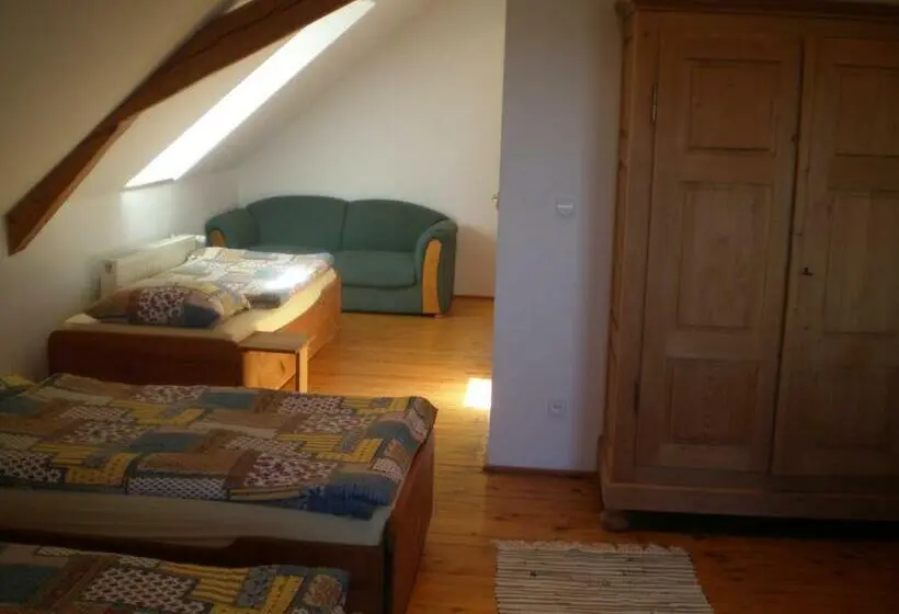 デラックスの４人部屋, Iwenica