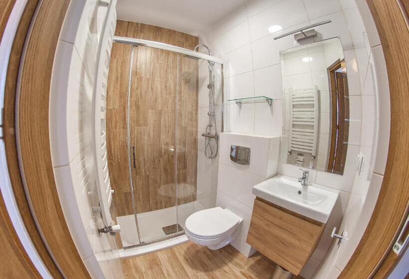 إستديو قياسى مزود بشرفة, Willa Wita