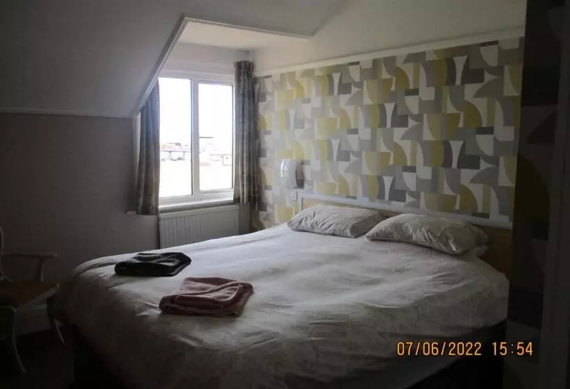 オーシャンビュースタンダードルーム, Sefton Lodge Seafront ,panoramic Sea View Ensuite Balconys Available, Guest Garden