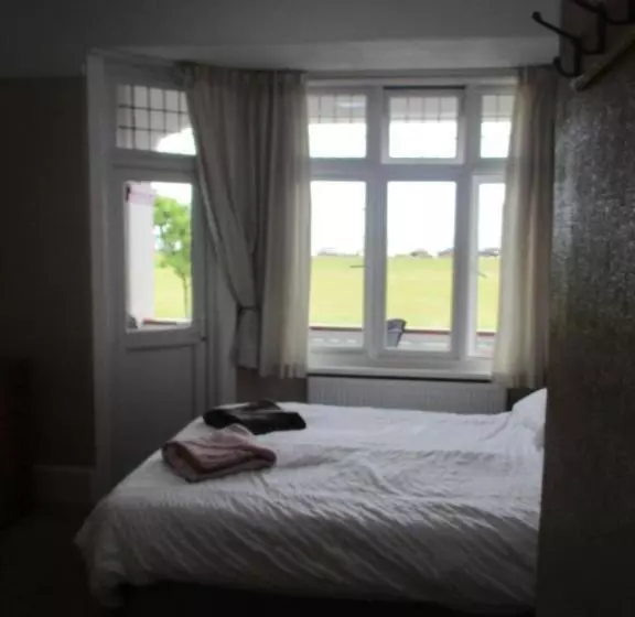 オーシャンビュースタンダードルームバルコニー付き, Sefton Lodge Seafront ,panoramic Sea View Ensuite Balconys Available, Guest Garden