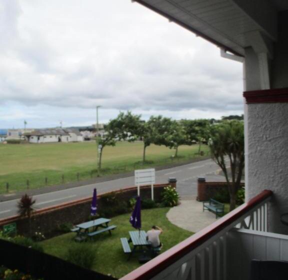 海景标准间带阳台, Sefton Lodge Seafront ,panoramic Sea View Ensuite Balconys Available, Guest Garden