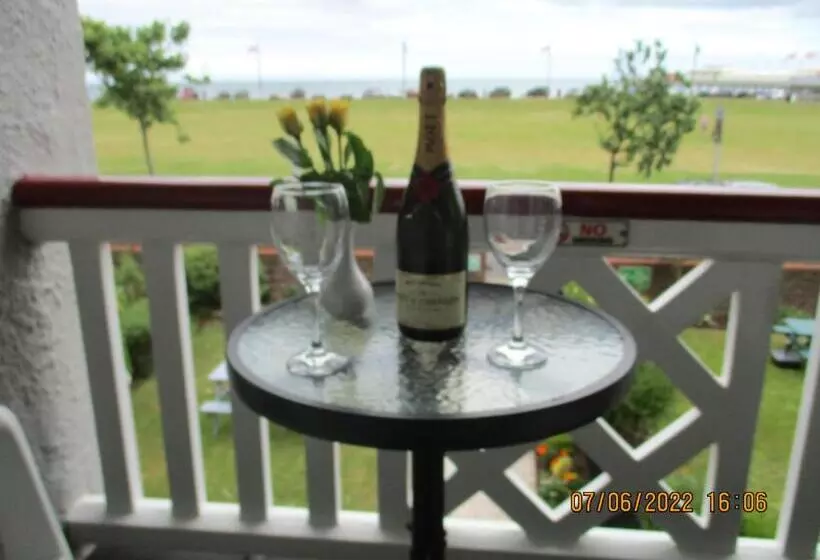 オーシャンビュースタンダードルームバルコニー付き, Sefton Lodge Seafront ,panoramic Sea View Ensuite Balconys Available, Guest Garden