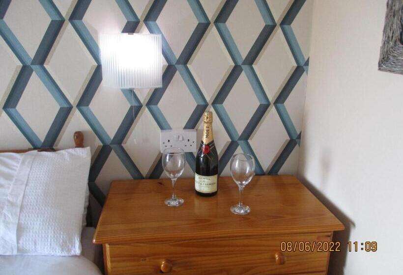 海景标准间带阳台, Sefton Lodge Seafront ,panoramic Sea View Ensuite Balconys Available, Guest Garden