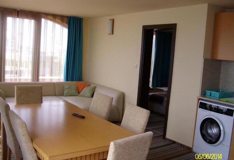 带一个卧室和一个阳台的海景公寓, Mirage