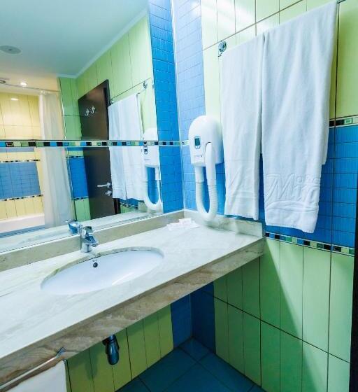 带一个卧室和一个阳台的海景公寓, Mirage