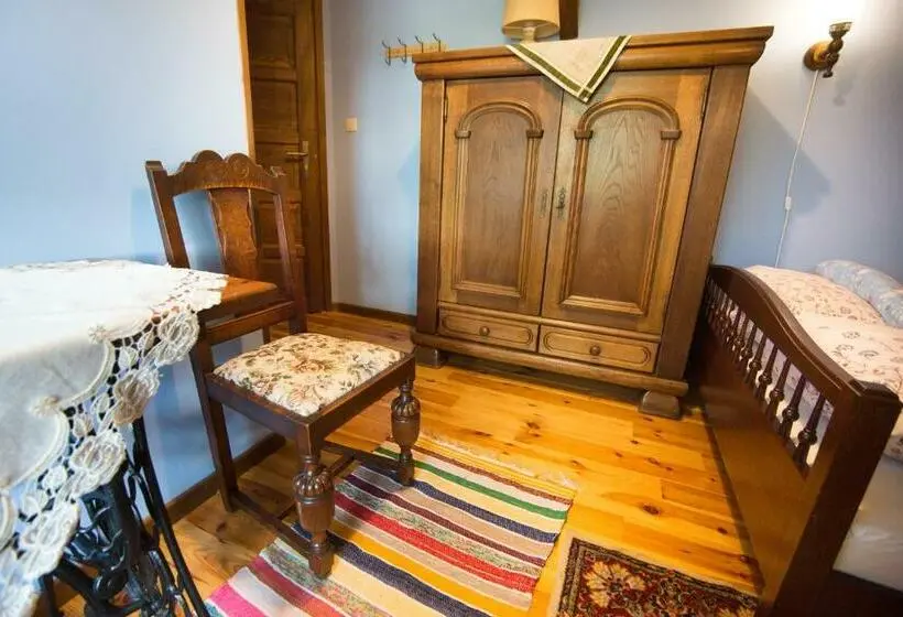 Standard Kolmen Hengen Huone, Oberża