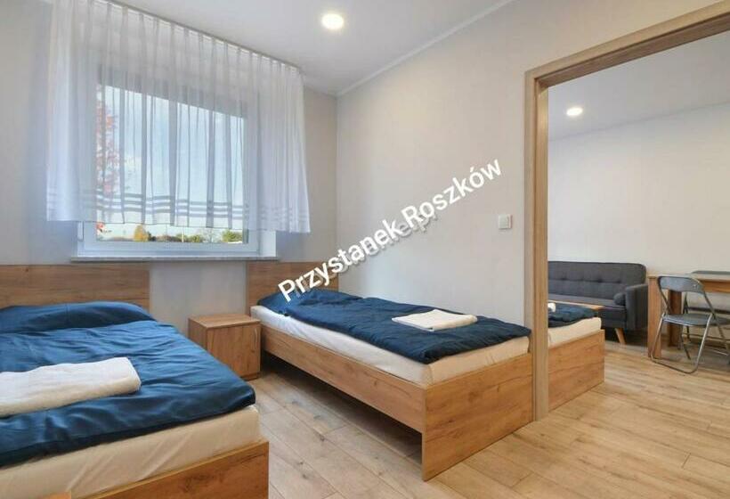 غرفة قياسية ثلاثية, Przystanek Roszków  Noclegi I Restauracja