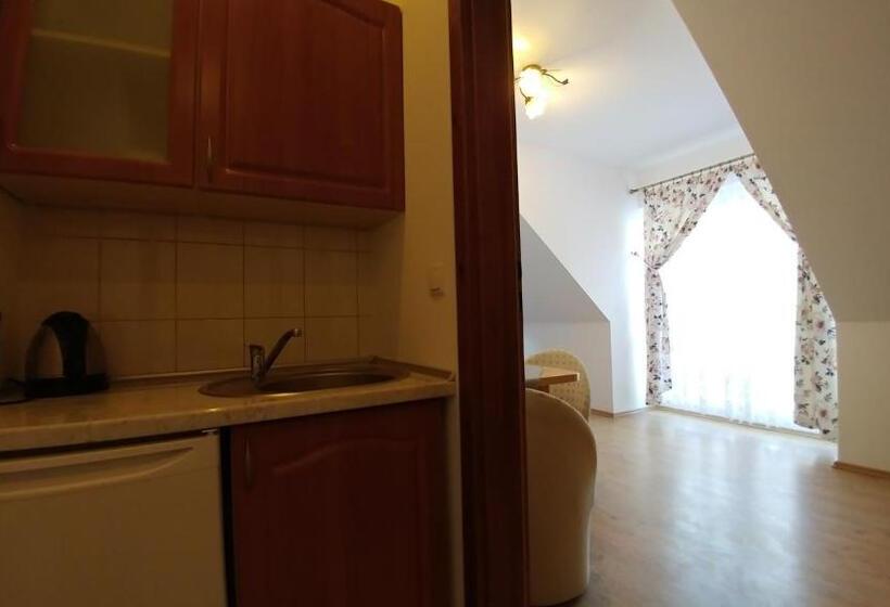 Номер Deluxe, Dworek Słoneczko