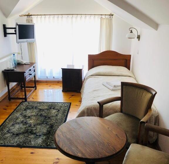 标准单人间, Mateo