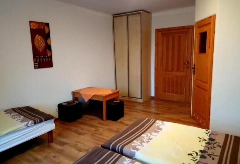 חדר סטנדרט לשלושה, Pokoje Gościnne Strażnica