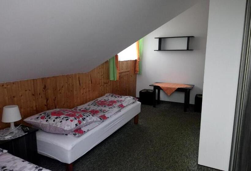 חדר סטנדרט לשלושה, Pokoje Gościnne Strażnica