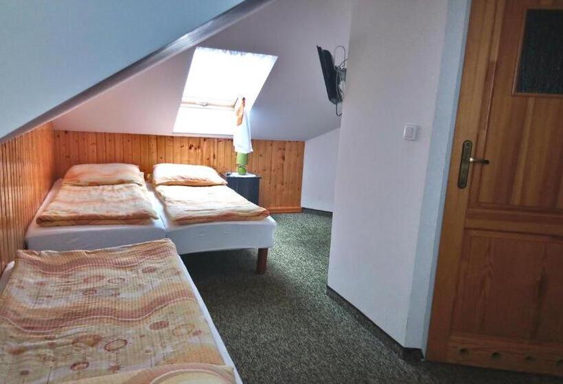 חדר סטנדרט לשלושה, Pokoje Gościnne Strażnica