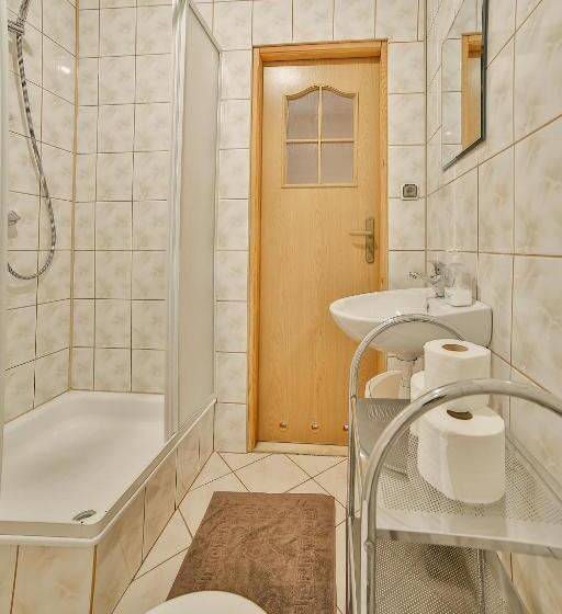 Fyrbädds Standardrum, Pokoje Na Zakręcie Blisko Term Bania Oraz Restauracji Rodzinna Atmosfera