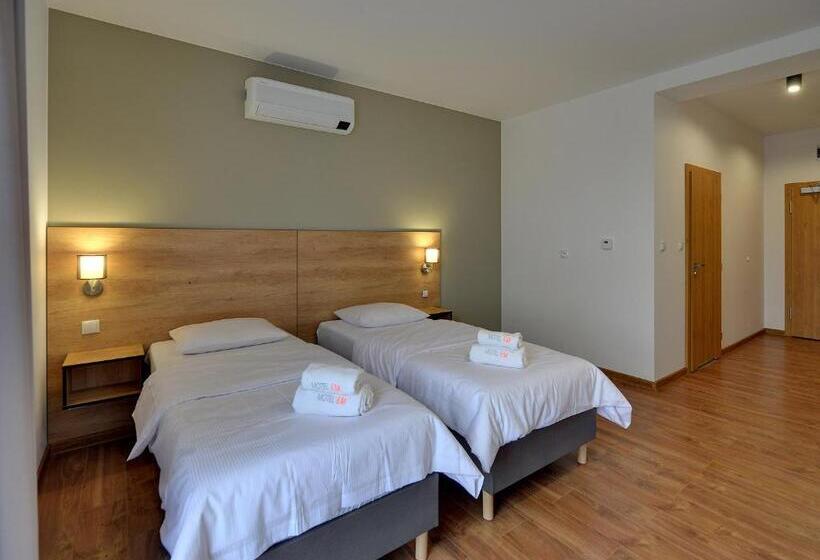 חדר סטנדרט לשלושה, Nocleg Em