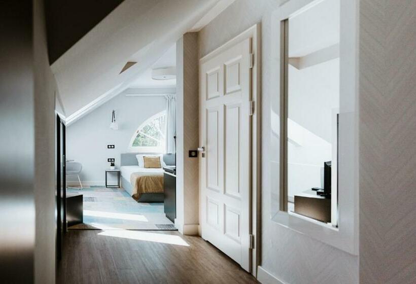 基本间, Pałac łebunia