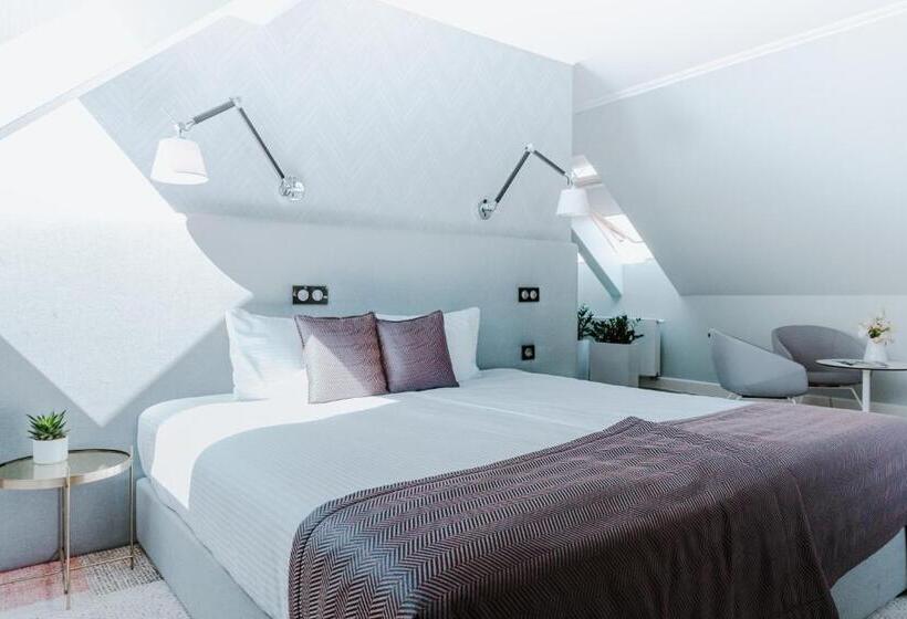 高级工作室, Pałac łebunia