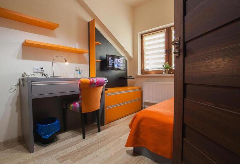 标准单人间, I Restauracja Pod Skałą Jasło