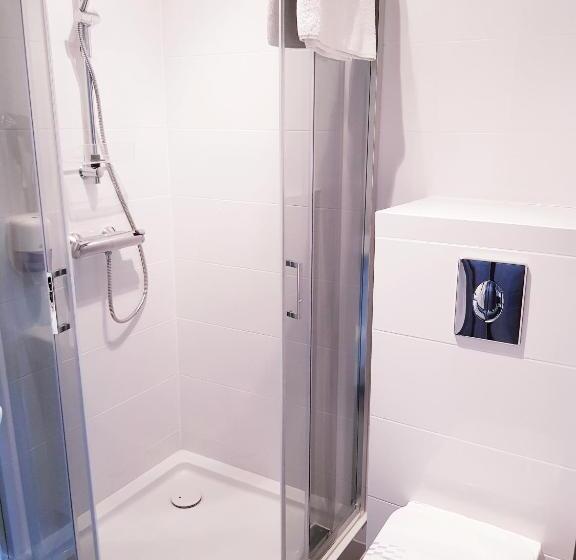 标准三人间, I Restauracja Pod Skałą Jasło