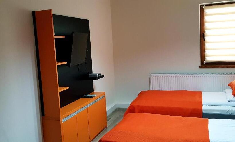 标准三人间, I Restauracja Pod Skałą Jasło