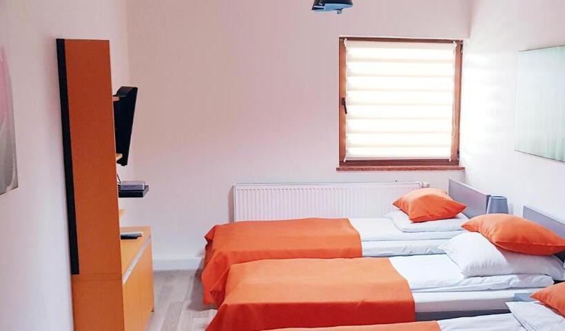 标准三人间, I Restauracja Pod Skałą Jasło