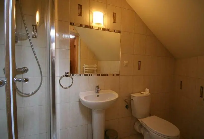 Standard Yhden Hengen Huone, Zajazd Pod Chmurką