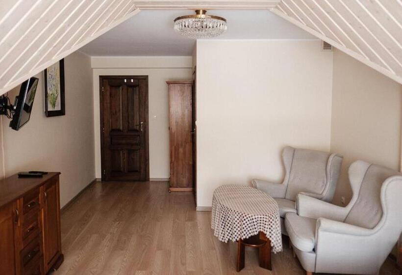 デラックスルーム, Dom Malowany