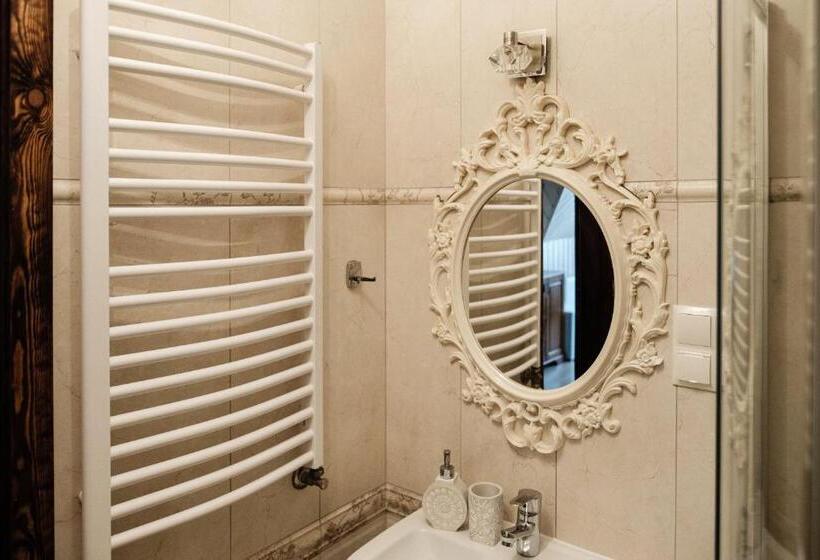 デラックスルーム, Dom Malowany