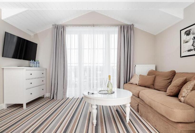 استوديو إدارى, Villa Astra Baltica