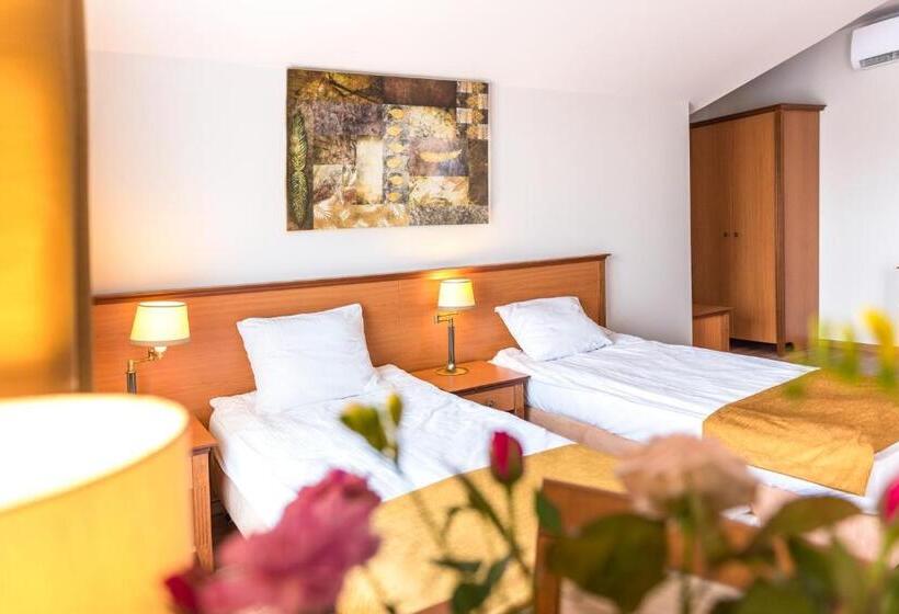 Четырехместный Номер Deluxe, Airpark Balice