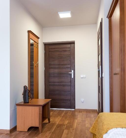 חדר דלוקס לשלושה, Airpark Balice