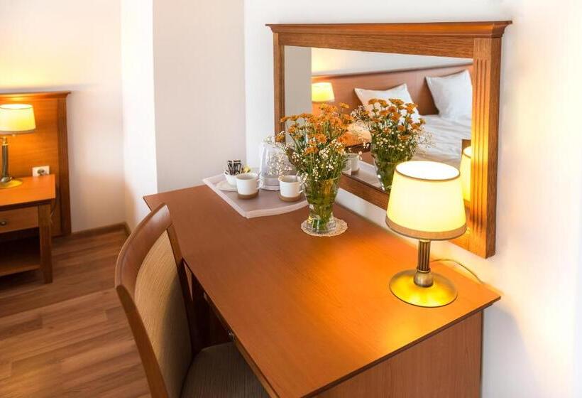 חדר דלוקס לשלושה, Airpark Balice