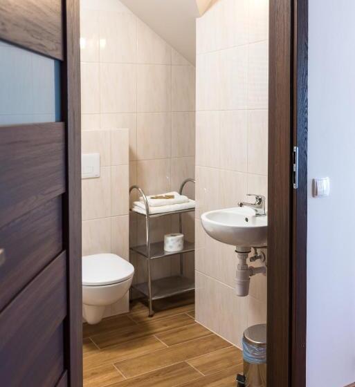 חדר קומפורט לשלושה, Airpark Balice