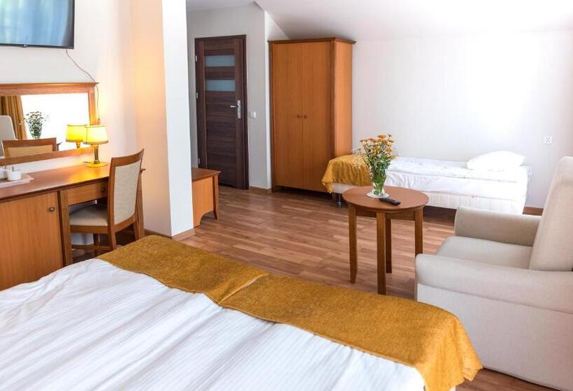 חדר קומפורט לשלושה, Airpark Balice