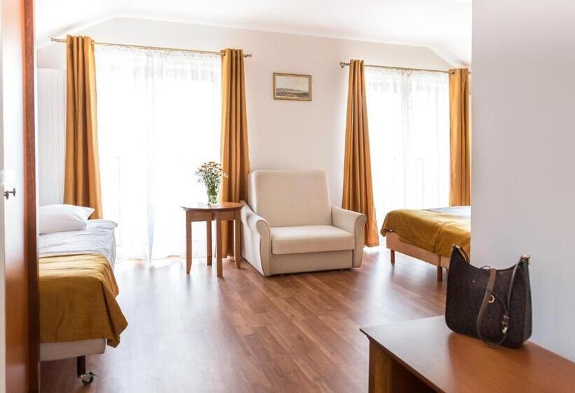 חדר קומפורט לשלושה, Airpark Balice