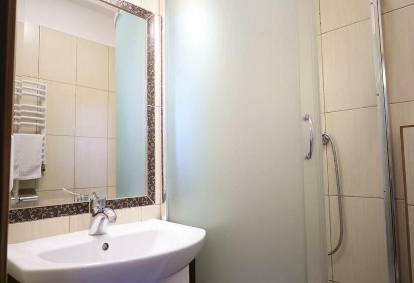 舒适三人间, Zakarczmie Stokrotka