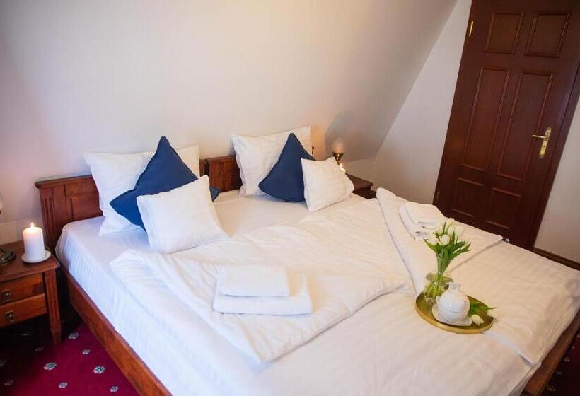 חדר סטנדרט לשלושה, Piastowski26