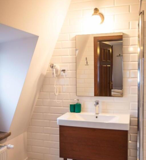 חדר סטנדרט לשלושה, Piastowski26