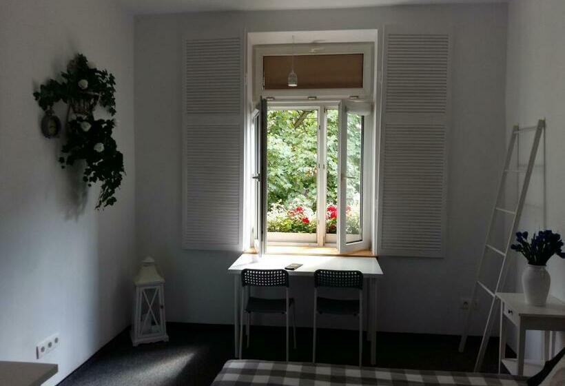 غرفة قياسية مطلّة علي الحديقة, Master Corner Apartment