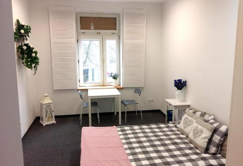 غرفة قياسية مطلّة علي الحديقة, Master Corner Apartment