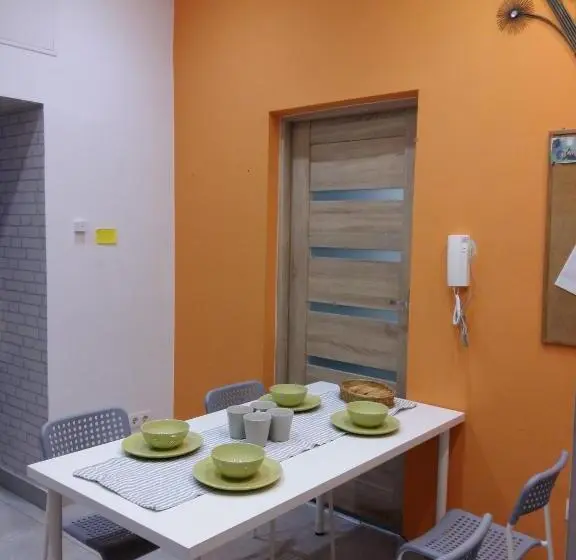 اتاق خانوادگی, Master Corner Apartment