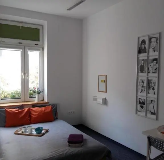 اتاق خانوادگی, Master Corner Apartment