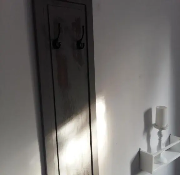 اتاق خانوادگی, Master Corner Apartment