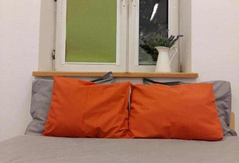 غرفة عائلية, Master Corner Apartment