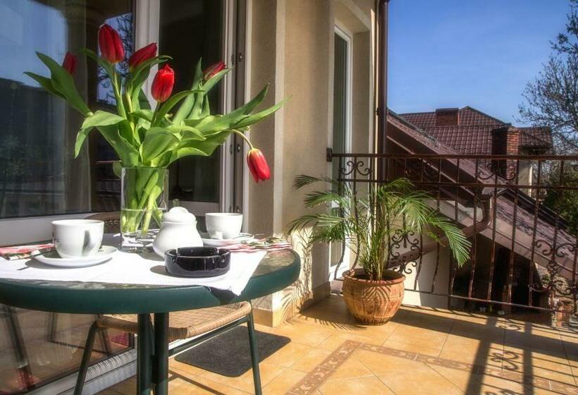 اتاق سوپریور با بالکن, Polak